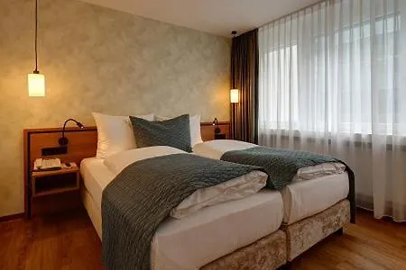 Schwanen Stuttgart Airport/messe מלון 3*
